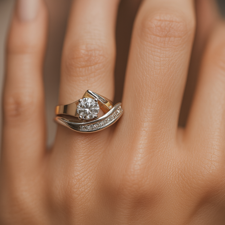 Carla – Asymmetrical vintage ring in gold and silver with zirconia