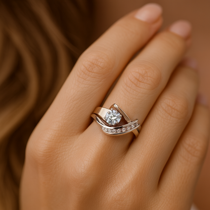 Carla – Asymmetrical vintage ring in gold and silver with zirconia
