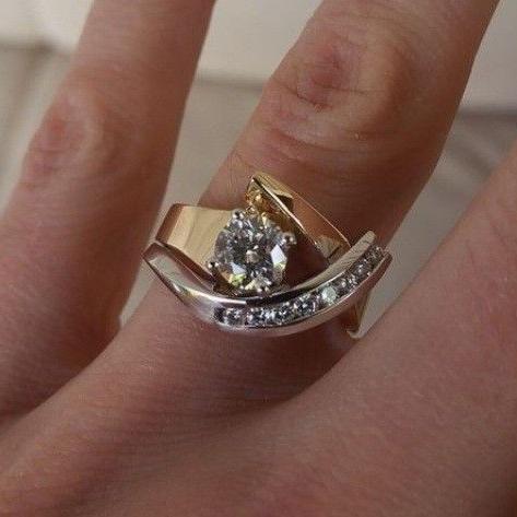 Carla – Asymmetrical vintage ring in gold and silver with zirconia
