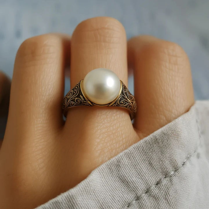 Vintage gold ring with pearl